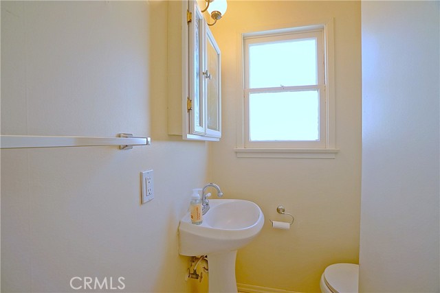 Detail Gallery Image 10 of 21 For 4285 Oakwood Pl, Riverside,  CA 92506 - 3 Beds | 1/1 Baths