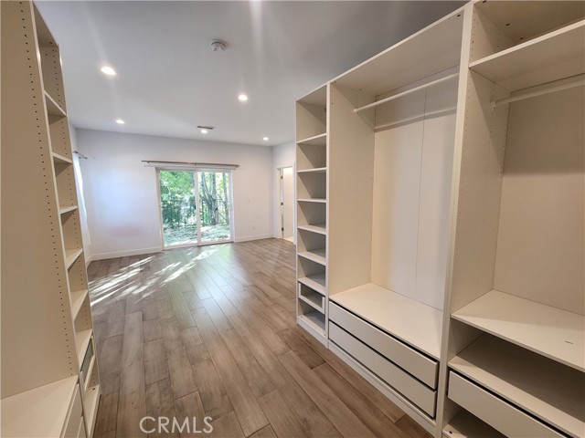 Detail Gallery Image 21 of 29 For 6848 Encino, Encino,  CA 91406 - 3 Beds | 3 Baths