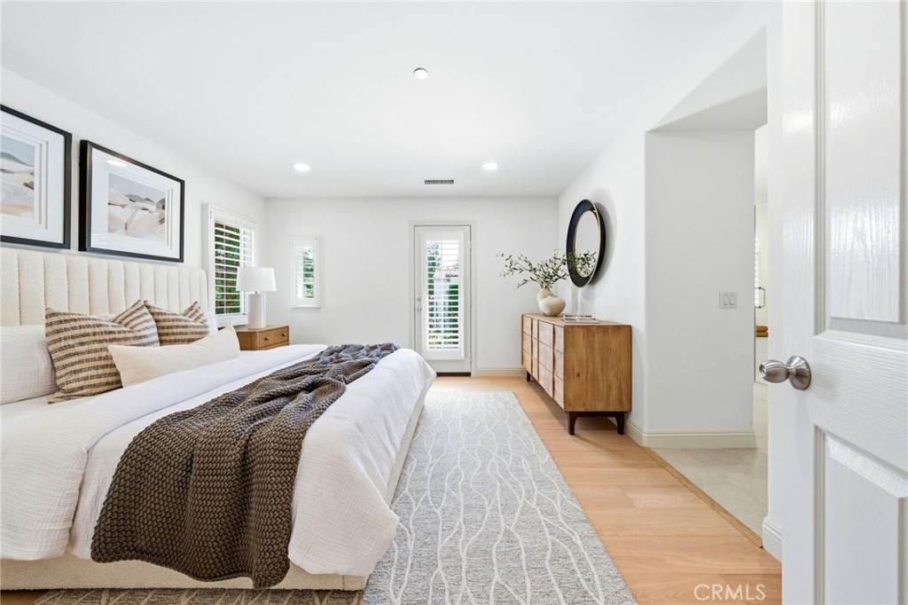 https://media.crmls.org/medias/249954e6-cd72-4eb4-9c7e-f09f54d67c7c.jpg?preset=X-Large