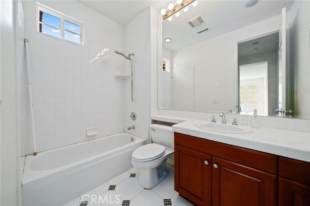 5972 Spinnaker Bay Drive, Long Beach CA: https://media.crmls.org/medias/249b4203-2b60-4fe8-92be-f8926ea186b9.jpg