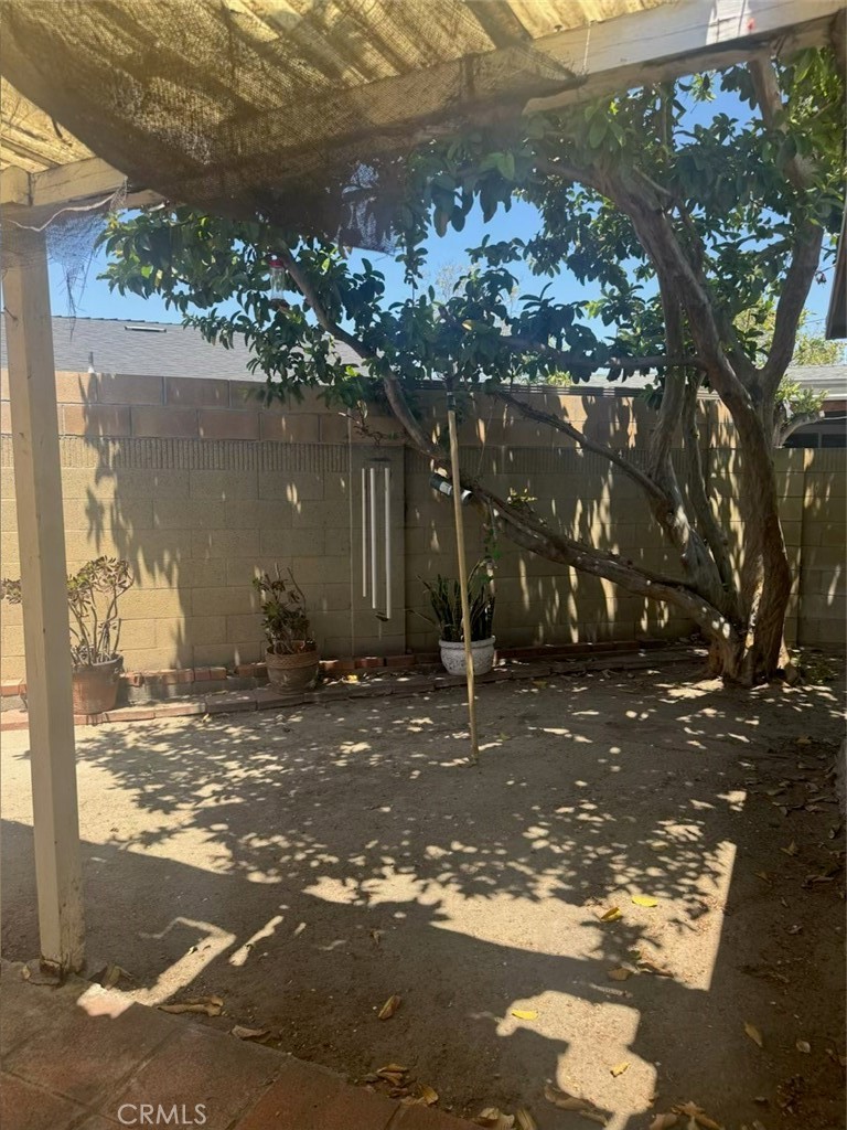 https://media.crmls.org/medias/249c9910-fae2-4275-be8d-368bf0fbfc20.jpg?preset=X-Large