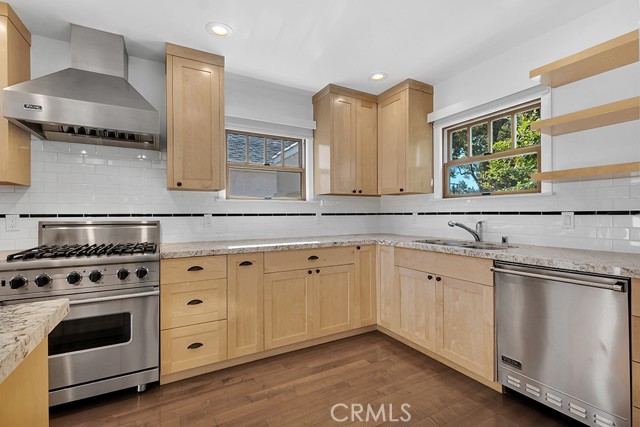 Detail Gallery Image 11 of 36 For 14627 Killion St, Sherman Oaks,  CA 91411 - 2 Beds | 2 Baths