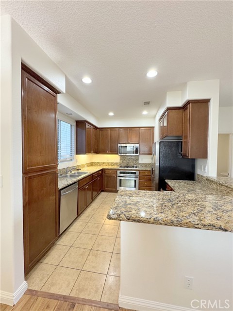 Detail Gallery Image 6 of 22 For 877 Havasu St, Corona,  CA 92880 - 4 Beds | 2/1 Baths
