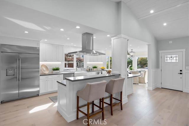 Kitchen with Breakfast Bar