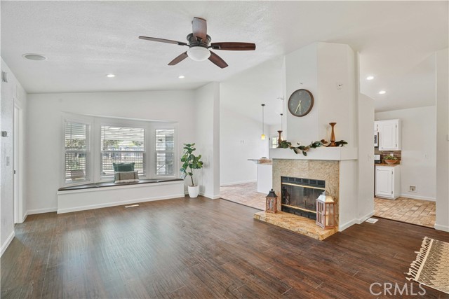 Detail Gallery Image 6 of 38 For 27903 Vista View Dr, Canyon Country,  CA 91351 - 3 Beds | 2 Baths