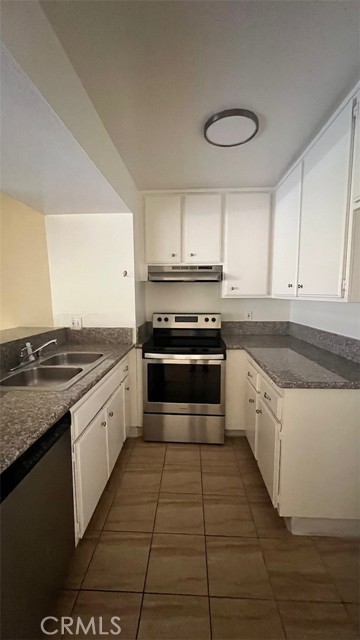 Detail Gallery Image 15 of 18 For 15425 Sherman #101,  Van Nuys,  CA 91406 - 2 Beds | 2 Baths