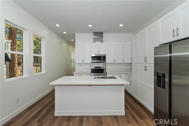 Detail Gallery Image 11 of 50 For 911 Sugarloaf, Big Bear City,  CA 92314 - 3 Beds | 3 Baths