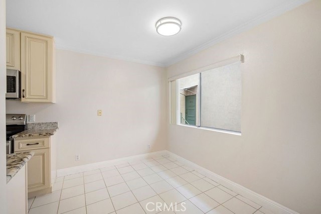 Detail Gallery Image 3 of 24 For 121 Sinclair Ave #206,  Glendale,  CA 91206 - 2 Beds | 2 Baths