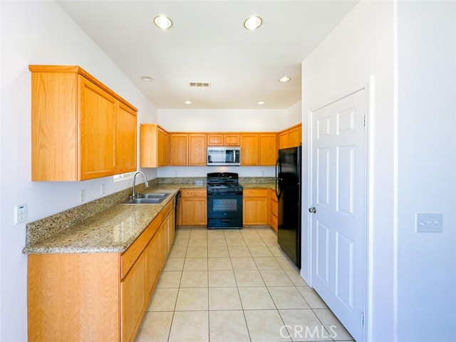 Detail Gallery Image 5 of 28 For 8836 Peach Ave, California City,  CA 93505 - 3 Beds | 3 Baths