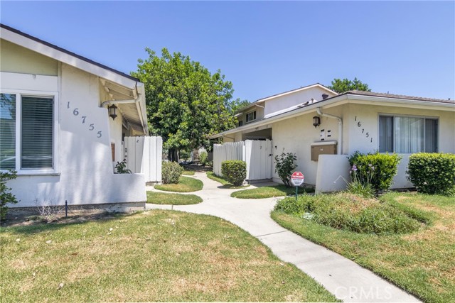 Detail Gallery Image 2 of 19 For 16755 Parthenia St #5,  Northridge,  CA 91343 - 2 Beds | 1/1 Baths