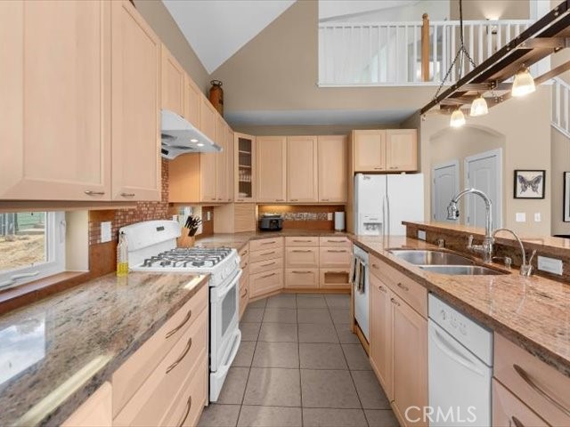 https://media.crmls.org/medias/24b344ff-98d0-41ff-8370-7016971a17df.jpg?preset=X-Large