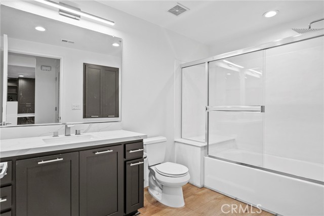 Detail Gallery Image 15 of 34 For 21301 Erwin #206,  Woodland Hills,  CA 91367 - 2 Beds | 2 Baths