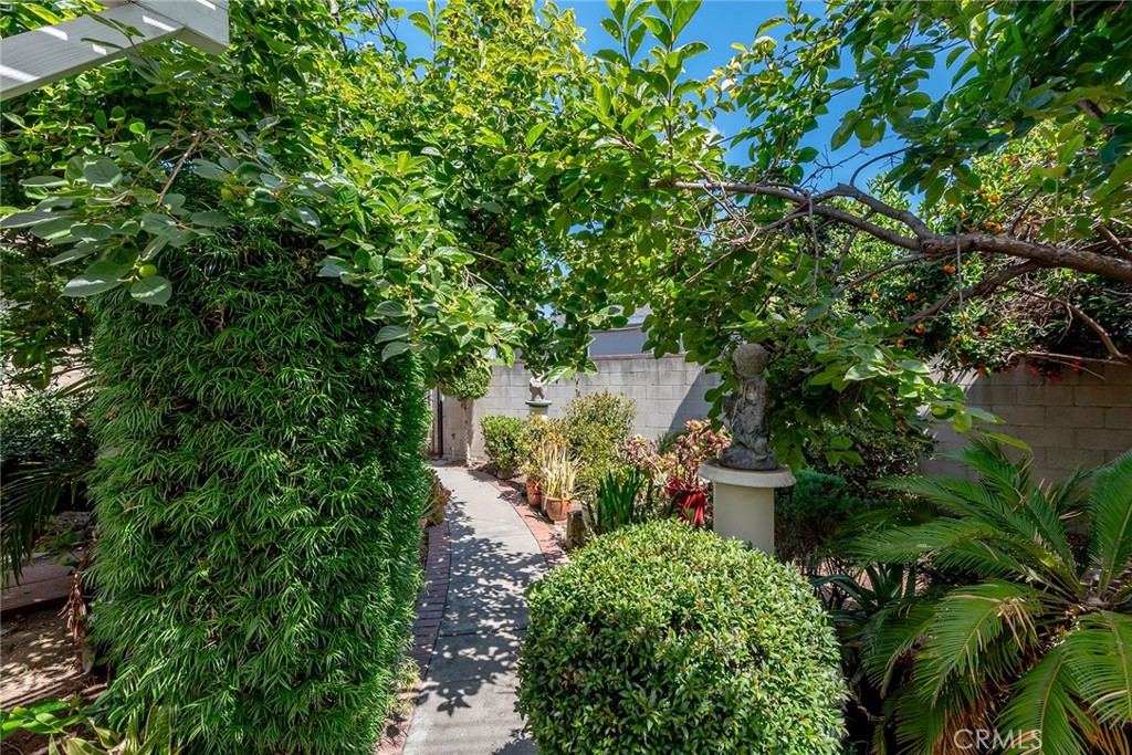 https://media.crmls.org/medias/24b87414-0a04-497d-8c36-427ff8769555.jpg?preset=X-Large