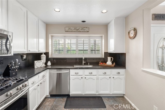 Detail Gallery Image 7 of 24 For 2160 San Antonio Pl, Corona,  CA 92882 - 3 Beds | 2/1 Baths