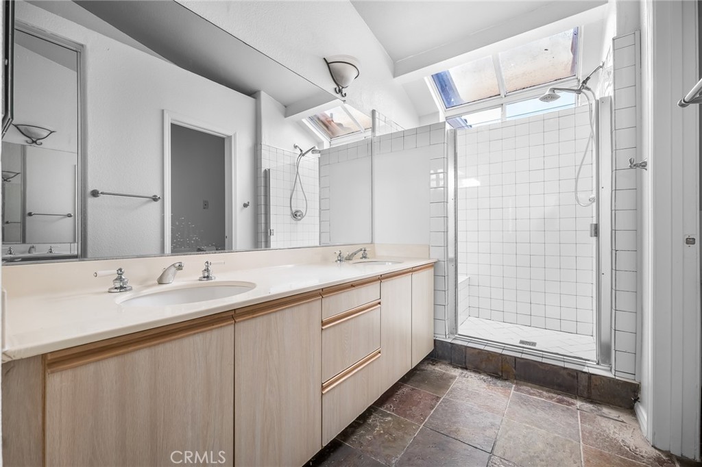 https://media.crmls.org/medias/24ba491a-078a-4474-9cb6-01323413e695.jpg?preset=X-Large