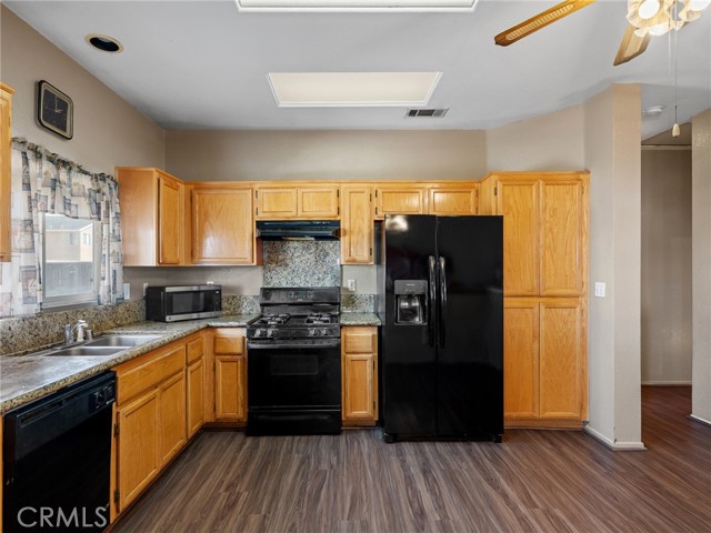 Detail Gallery Image 15 of 34 For 14621 Carob St, Victorville,  CA 92394 - 4 Beds | 3 Baths