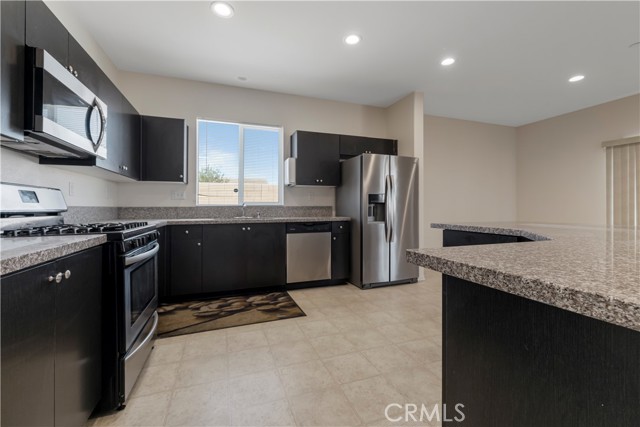 Detail Gallery Image 6 of 27 For 11912 Moss Creek Ct, Adelanto,  CA 92301 - 4 Beds | 2 Baths