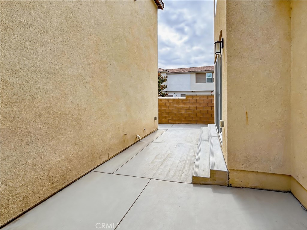 https://media.crmls.org/medias/24bd2811-eb40-4c39-b423-2dd691e8a1c0.jpg?preset=X-Large