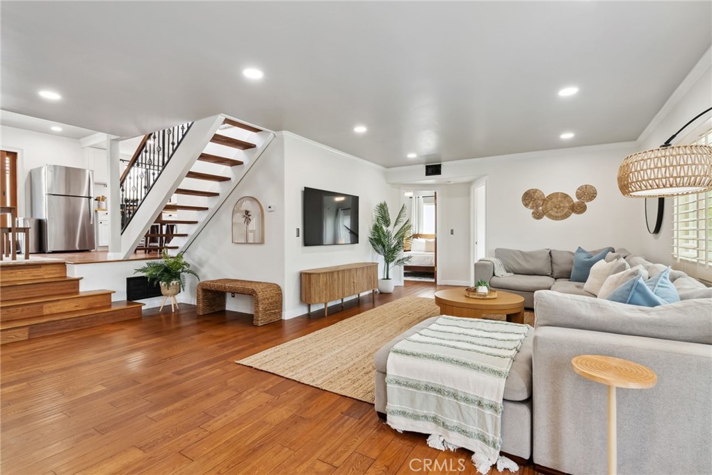 MLS #OC25184812 img 1