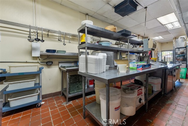 320 W Foothill Blvd, Upland CA: https://media.crmls.org/medias/24be7d82-c904-4caf-9013-4856d4e16100.jpg
