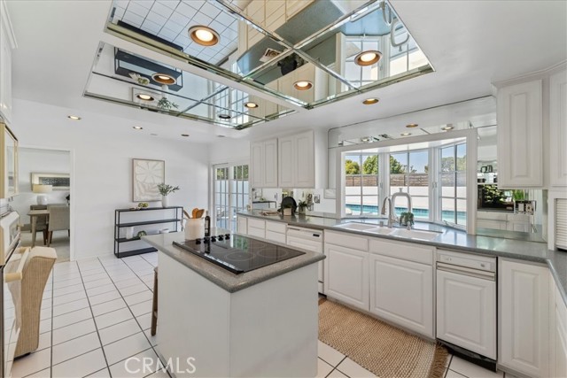 6451 E Shire Way, Long Beach CA: https://media.crmls.org/medias/24bf261a-bb28-4212-b736-e030155bedbb.jpg