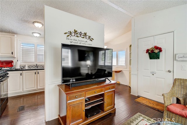 Detail Gallery Image 5 of 21 For 2350 250th St #12,  Lomita,  CA 90717 - 2 Beds | 2 Baths