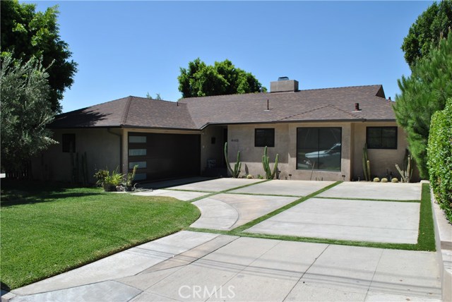 445 Cliff Drive Pasadena, California Gorgeous house, totally remodeled, open floor concept with pocket glass door and spectacular views.
All appliances included : Range, Microwave, Fridge, Dishwasher, Washer and Dryer.
Master bedroom overlooking the pool and the city.
Outdoor living includes a large pool and a barbecue area.
Solar system.