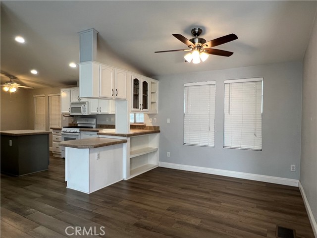 9080 Bloomfield Avenue, Cypress CA: https://media.crmls.org/medias/24c2b361-c520-4719-9d46-3850650ba00d.jpg