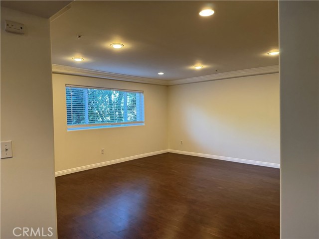 Detail Gallery Image 5 of 17 For 13525 Vanowen St #103,  Van Nuys,  CA 91405 - 3 Beds | 2 Baths