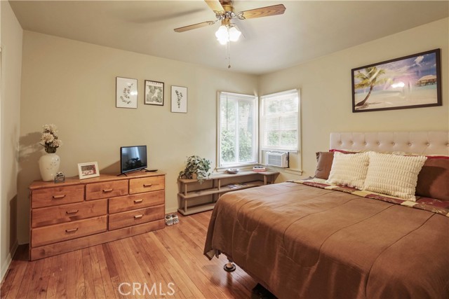 Detail Gallery Image 9 of 27 For 1200 N Valley St, Burbank,  CA 91505 - 4 Beds | 2 Baths