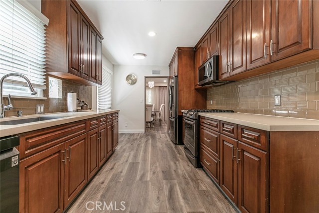 15409 Wyandotte Street, Van Nuys CA: https://media.crmls.org/medias/24c6a74b-3e81-4a34-8f6e-24eee32fced8.jpg