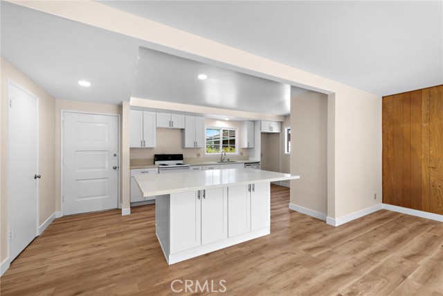 Detail Gallery Image 10 of 32 For 5852 Raphael Dr, Huntington Beach,  CA 92649 - 4 Beds | 2 Baths