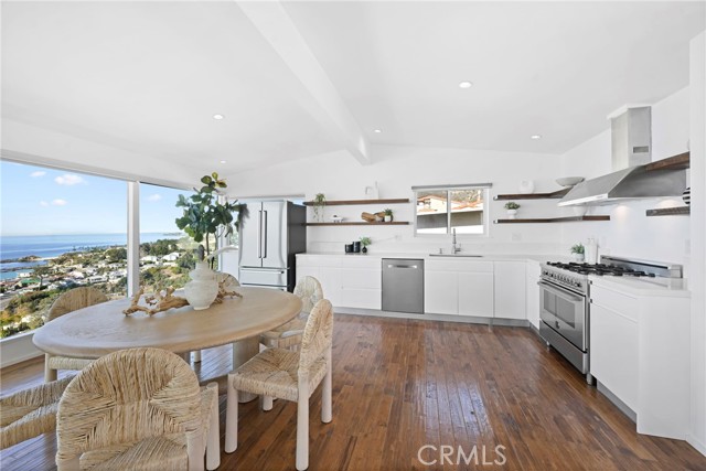 Detail Gallery Image 12 of 46 For 31161 Holly Dr, Laguna Beach,  CA 92651 - 5 Beds | 2/1 Baths