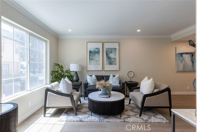 Detail Gallery Image 5 of 33 For 2349 Mira Vista Ave #C,  Montrose,  CA 91020 - 2 Beds | 2/1 Baths