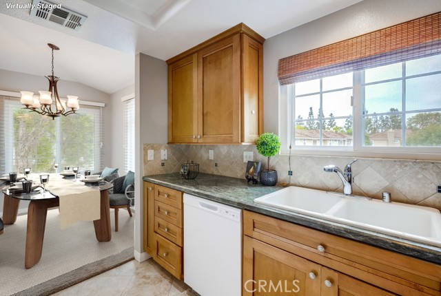 253 Gallery Way, Tustin CA: https://media.crmls.org/medias/24ce4d13-ae4c-4f8c-b665-06dd7218176b.jpg