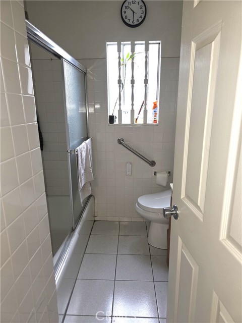 Detail Gallery Image 2 of 14 For 10251 Foster Rd, Downey,  CA 90242 - 4 Beds | 2 Baths