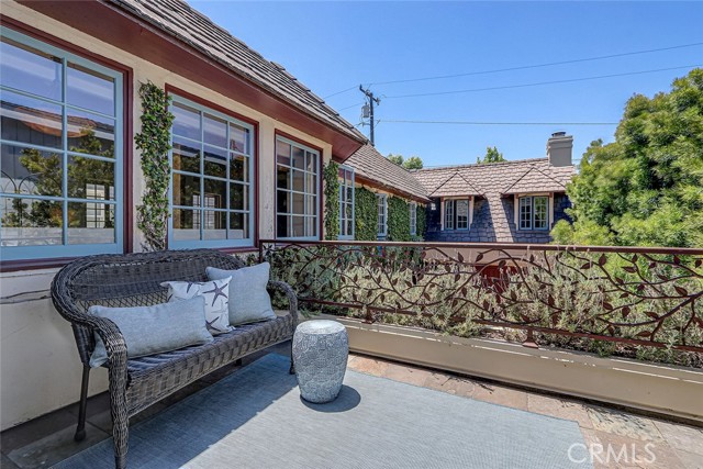 2917 N Poinsettia Avenue, Manhattan Beach CA: https://media.crmls.org/medias/24d31fe5-c0a7-458b-a415-770e68372aa2.jpg