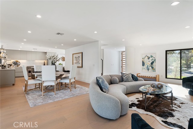 Detail Gallery Image 10 of 57 For 5630 Blanco Ave, Woodland Hills,  CA 91367 - 4 Beds | 4/1 Baths