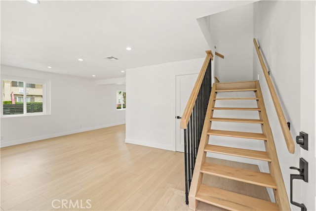 Detail Gallery Image 5 of 44 For 7010 Lennox Ave #C,  Van Nuys,  CA 91405 - 3 Beds | 2/1 Baths