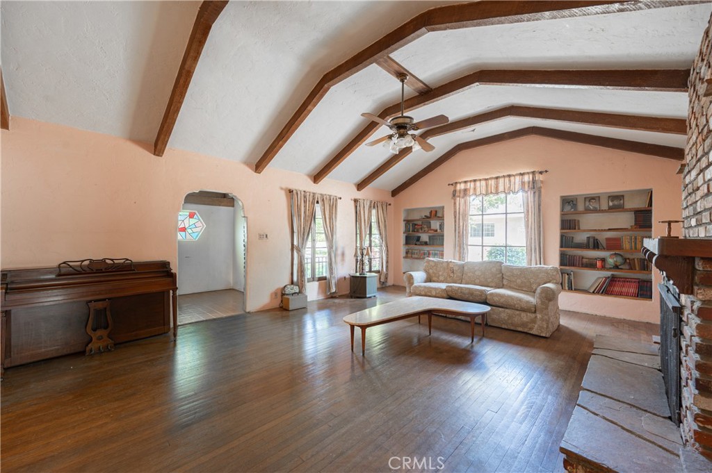 https://media.crmls.org/medias/24d927be-1a94-4561-8ba7-cebb511a05db.jpg?preset=X-Large
