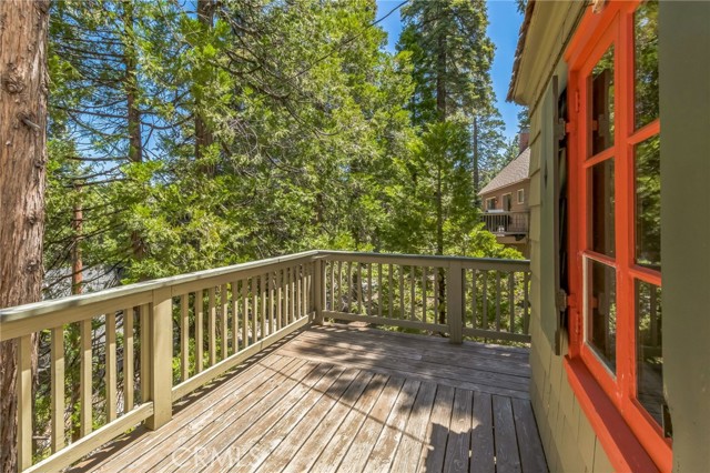 129 B Lane, Lake Arrowhead CA: https://media.crmls.org/medias/24da6d6c-a6b8-4cd9-8738-57730c272d14.jpg