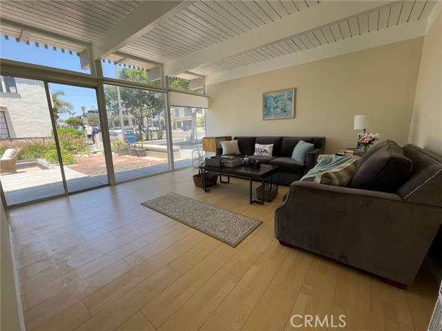 132 8th Street, Manhattan Beach, California 90266, 3 Bedrooms Bedrooms, ,3 BathroomsBathrooms,Residential,Sold,8th,SB23120971