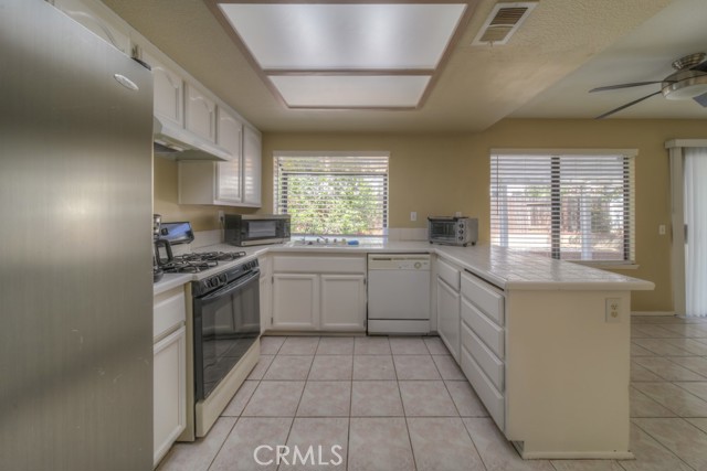 15576 Carmel Verde Lane, Moreno Valley CA: https://media.crmls.org/medias/24dd21fc-7945-437b-921f-647dacef7903.jpg