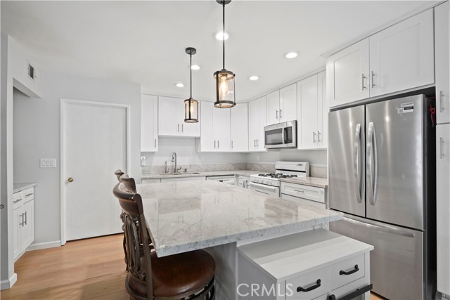 15218 Campus Park Drive, Moorpark CA: https://media.crmls.org/medias/24de1ac6-314f-4bdc-b29e-0a002877c03c.jpg