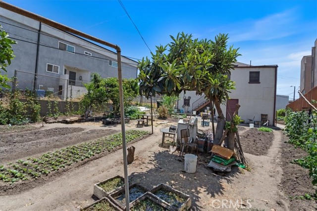 811 N Bunker Hill Avenue, Los Angeles CA: https://media.crmls.org/medias/24dff0c6-906e-4a82-965c-8a9f0ef93bc3.jpg