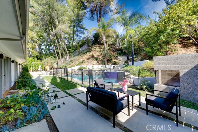 4676 Arriba Drive, Tarzana CA: https://media.crmls.org/medias/24e0d0bc-0e87-461e-b2c7-dc28a75b0226.jpg