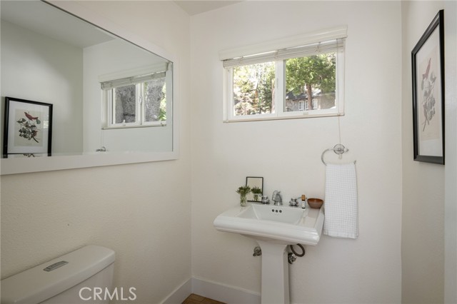 Detail Gallery Image 13 of 28 For 231 Crest Cir, Lake Arrowhead,  CA 92352 - 4 Beds | 2/1 Baths