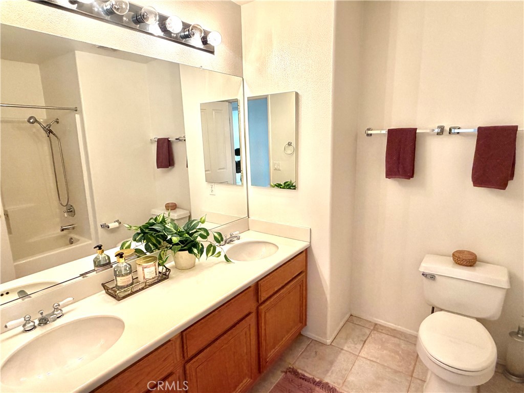 https://media.crmls.org/medias/24e62dd3-0017-46f0-a00e-34adc9f8bc76.jpg?preset=X-Large