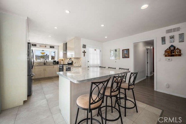 815 Marvista S Avenue, Seal Beach CA: https://media.crmls.org/medias/24e733bb-6bc0-4b47-9e27-909d87889bb7.jpg