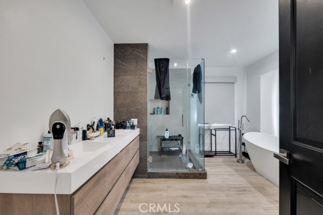 Detail Gallery Image 15 of 35 For 10122 Jovita Ave, Chatsworth,  CA 91311 - 5 Beds | 3 Baths